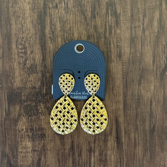 Weave textured teardrop earring - Picture 1 of 5